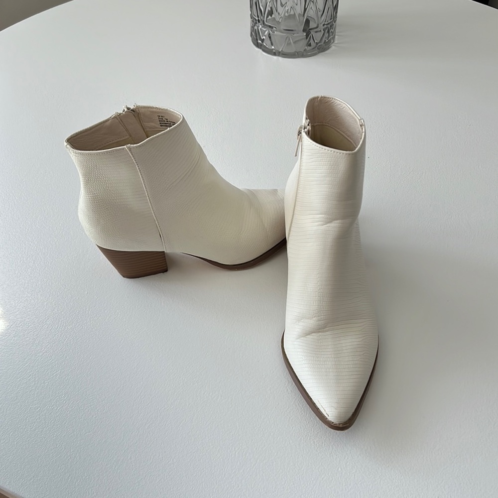 White Lulu‘s ankle boots pointed toe